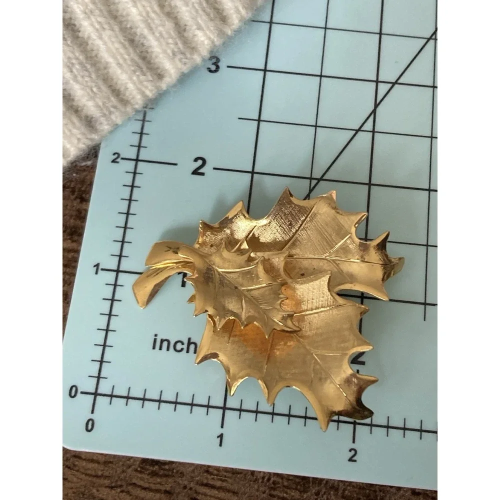 Vintage Gold Tone Maple Leaf Brooch Pin Textured Autumn Fall Leaves‎